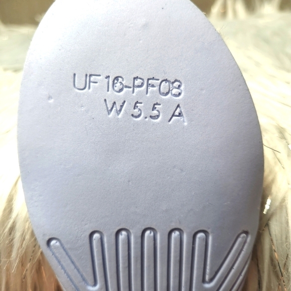 New UGG Classic Cuff Short Boot | Size 5.5 W - Picture 10 of 10